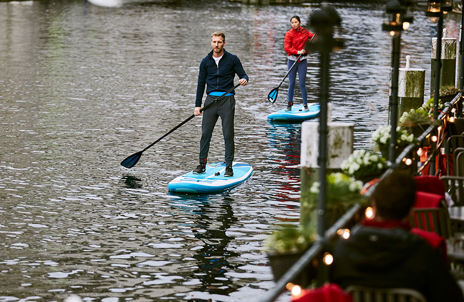 couple paddle in the city on urban waterways